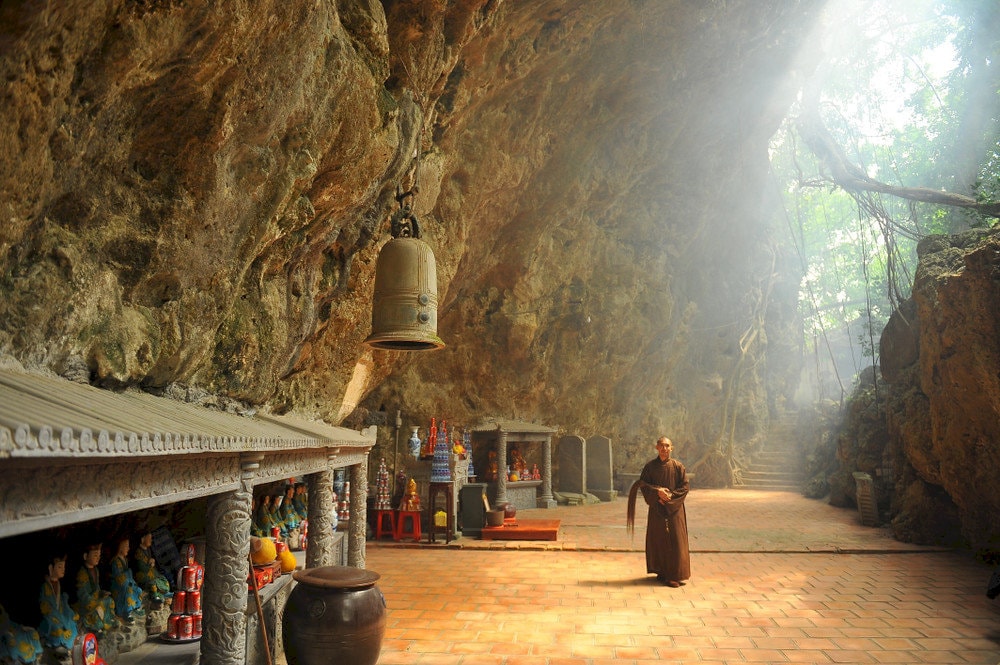 The serene and tranquil scenery of the temple's garden evokes a sense of peace and freedom 